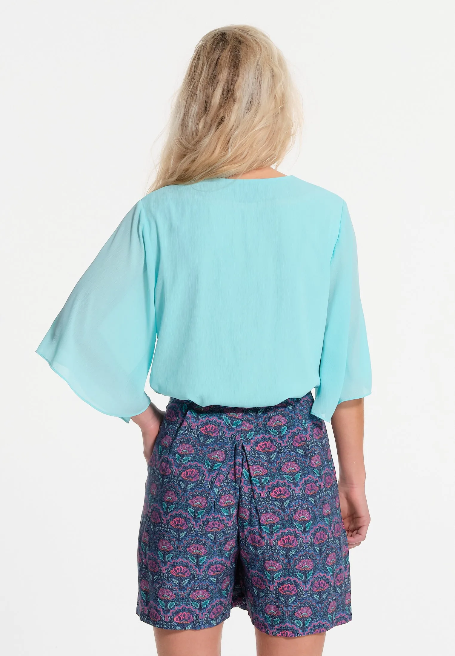 Chemisier vert avec manches larges