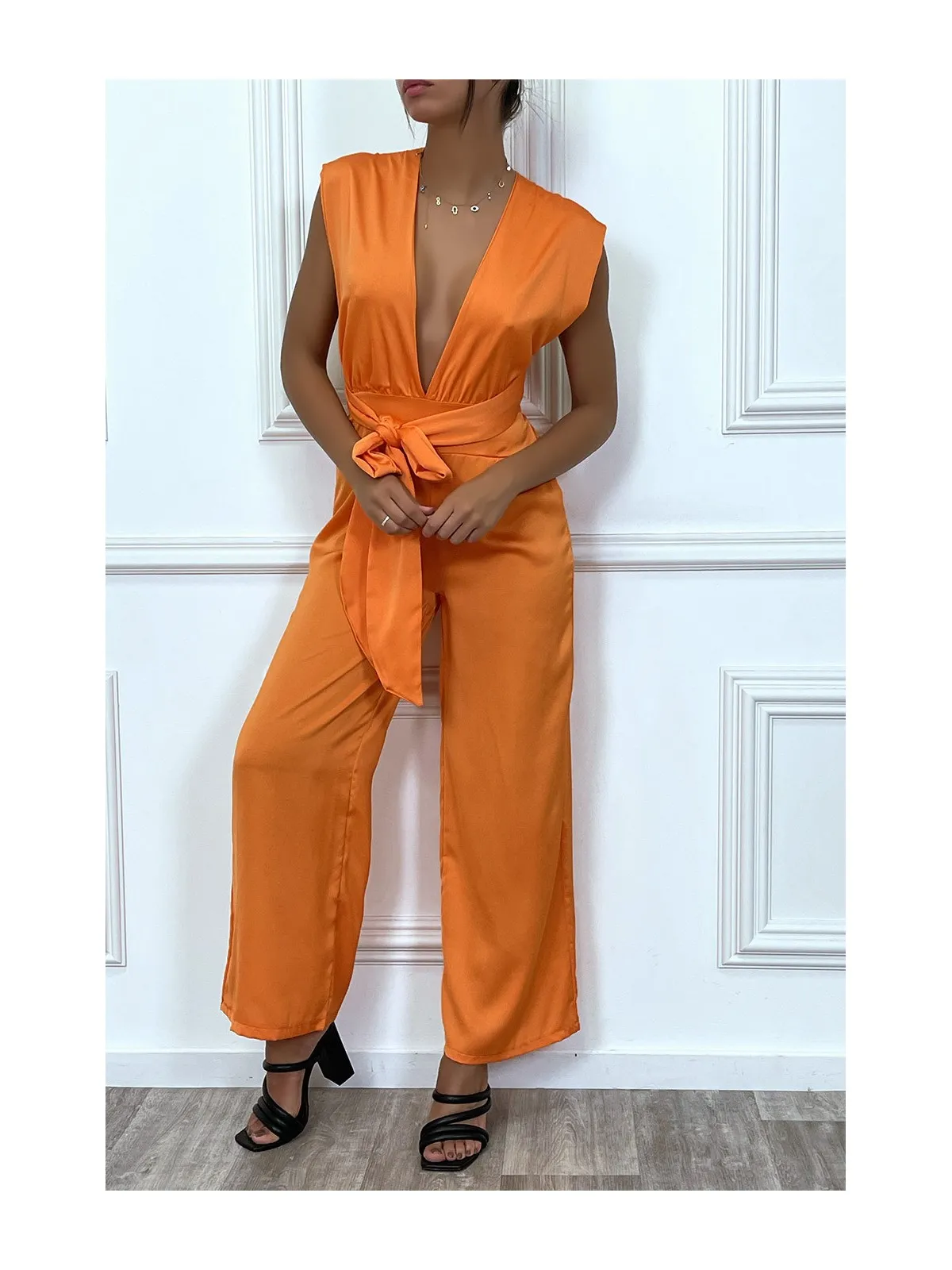 Combinaison orange satinée à col plongeant, à attache réglable au dos