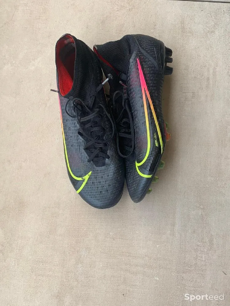 Crampons Nike taille 42,5 très bonne état négociable  d'occasion Ajouté le : 26/08/2022