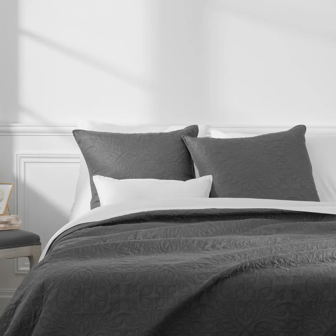 Dessus de lit arabesque gris foncé 240x260 + 2 housses d'oreiller 60x60 | 3 Suisses