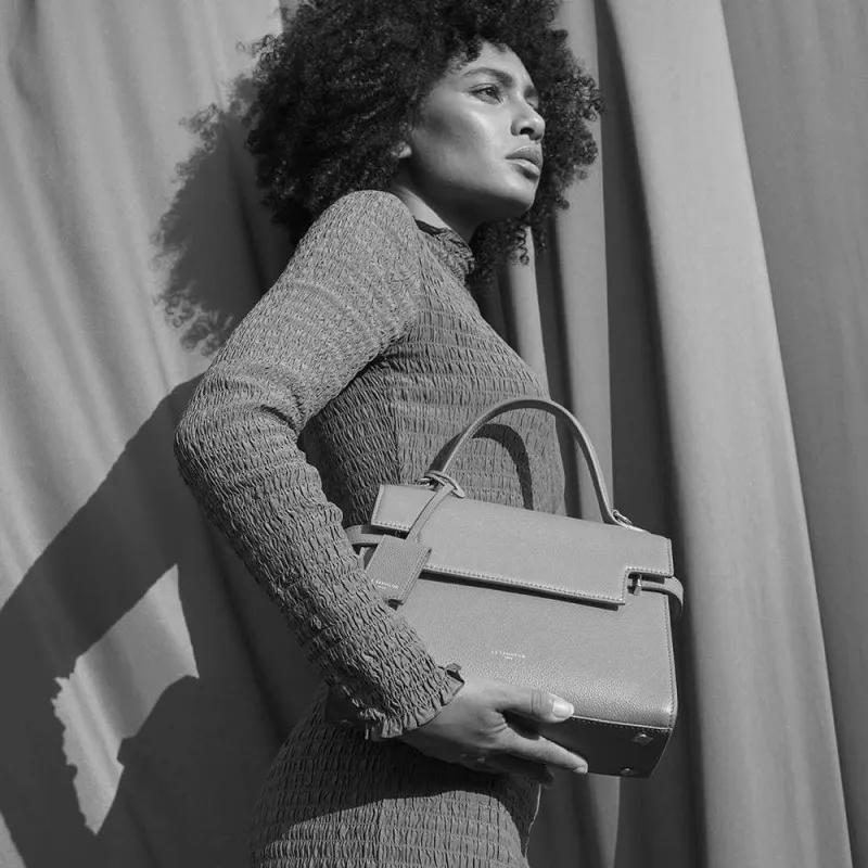 Le Tanneur - grand sac à main à rabat emilie en cuir grainé