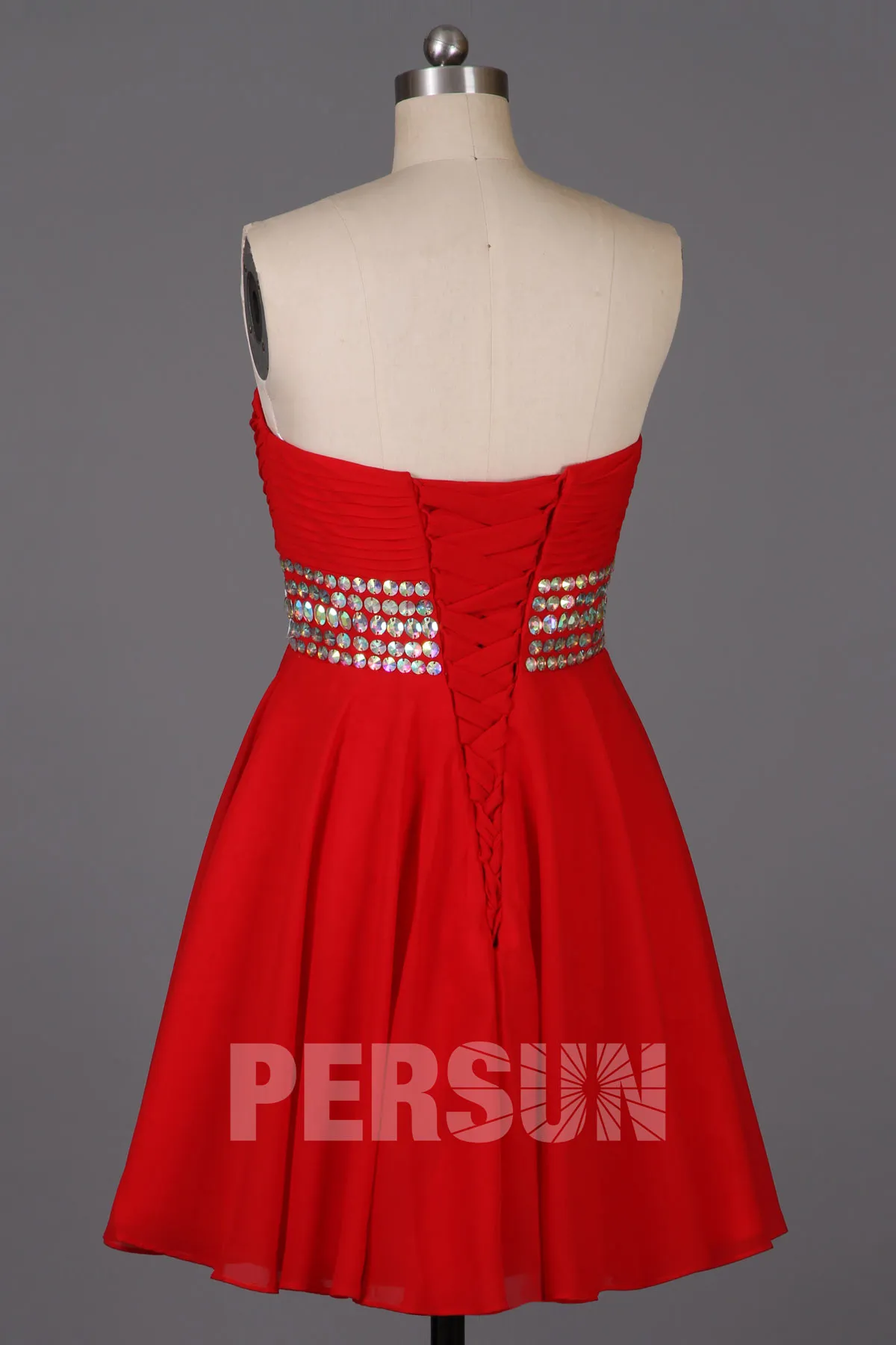 Petite robe rouge ornée de paillettes au niveau de la taille