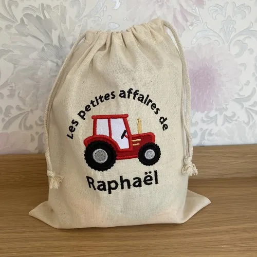 Pochon brodé et personnalisé au prénom de l’enfant 25x30cm modèle tracteur rouge