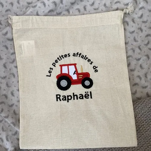 Pochon brodé et personnalisé au prénom de l’enfant 25x30cm modèle tracteur rouge