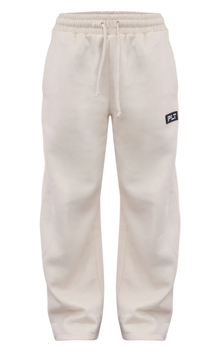 PRETTYLITTLETHING Petite Jogging droit crème à détail badge