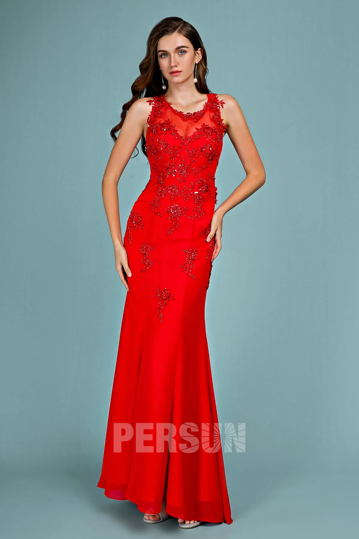 Robe de soirée rouge sirène encolure illusion appliquée de guipure florale