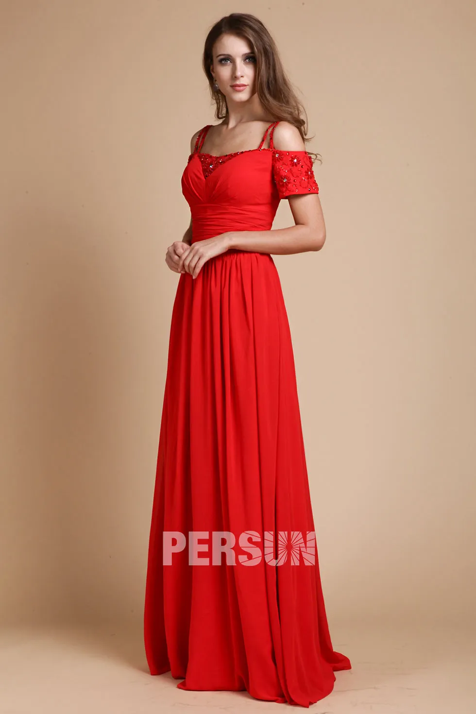 Robe rouge longue épaule dégagée avec bretelle fine manche courte