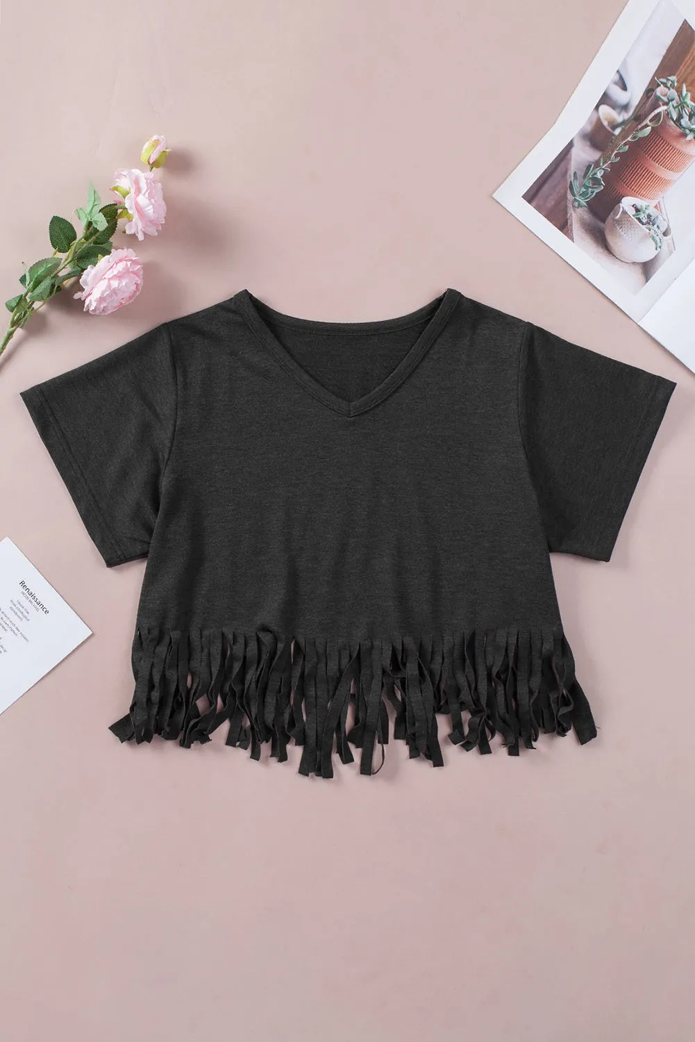 T-shirt noir à col en V et ourlet à franges