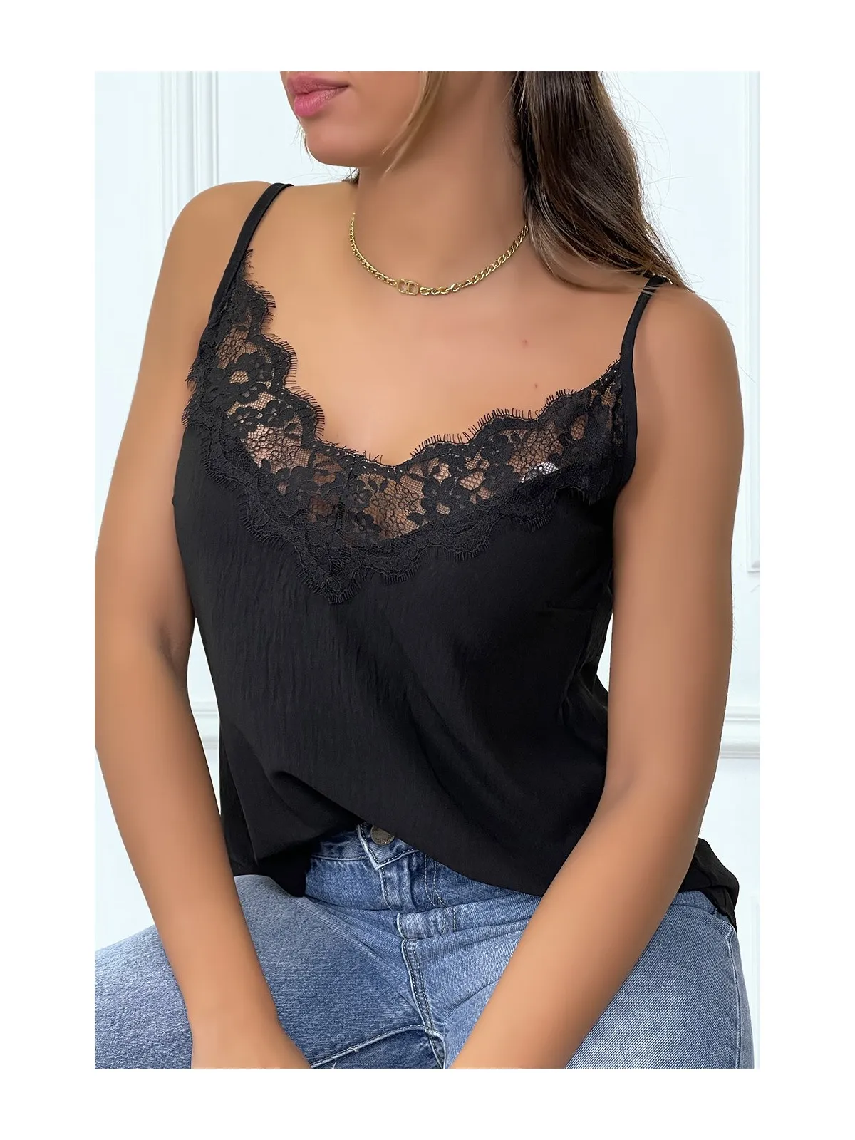 Top débardeur noir à dentelle et bretelle